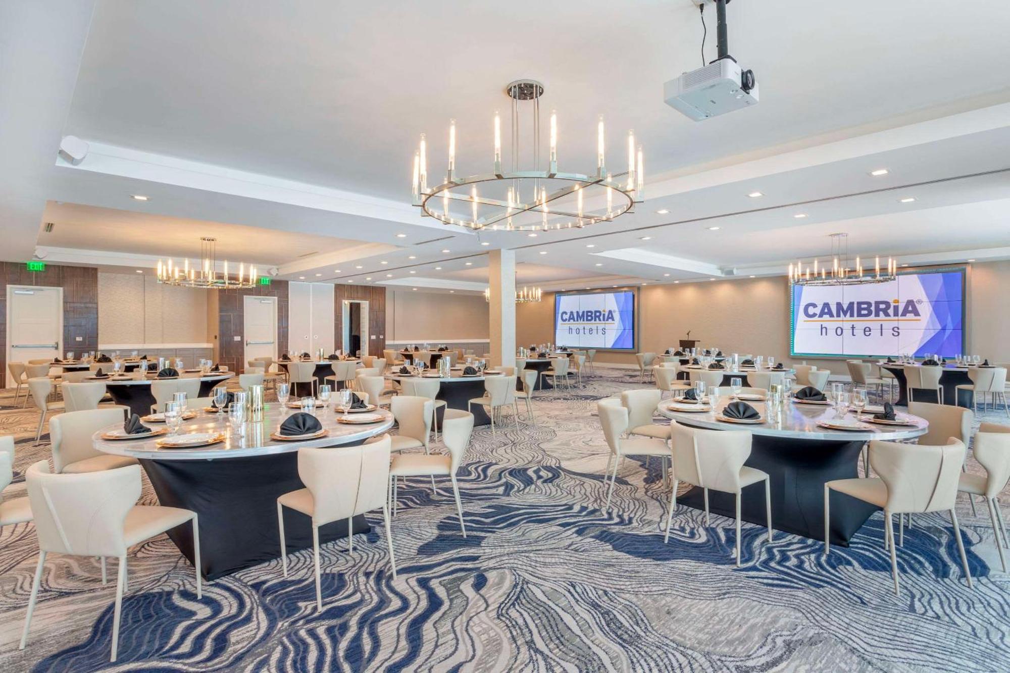 Cambria Hotel Waco University Riverfront Exterior photo
