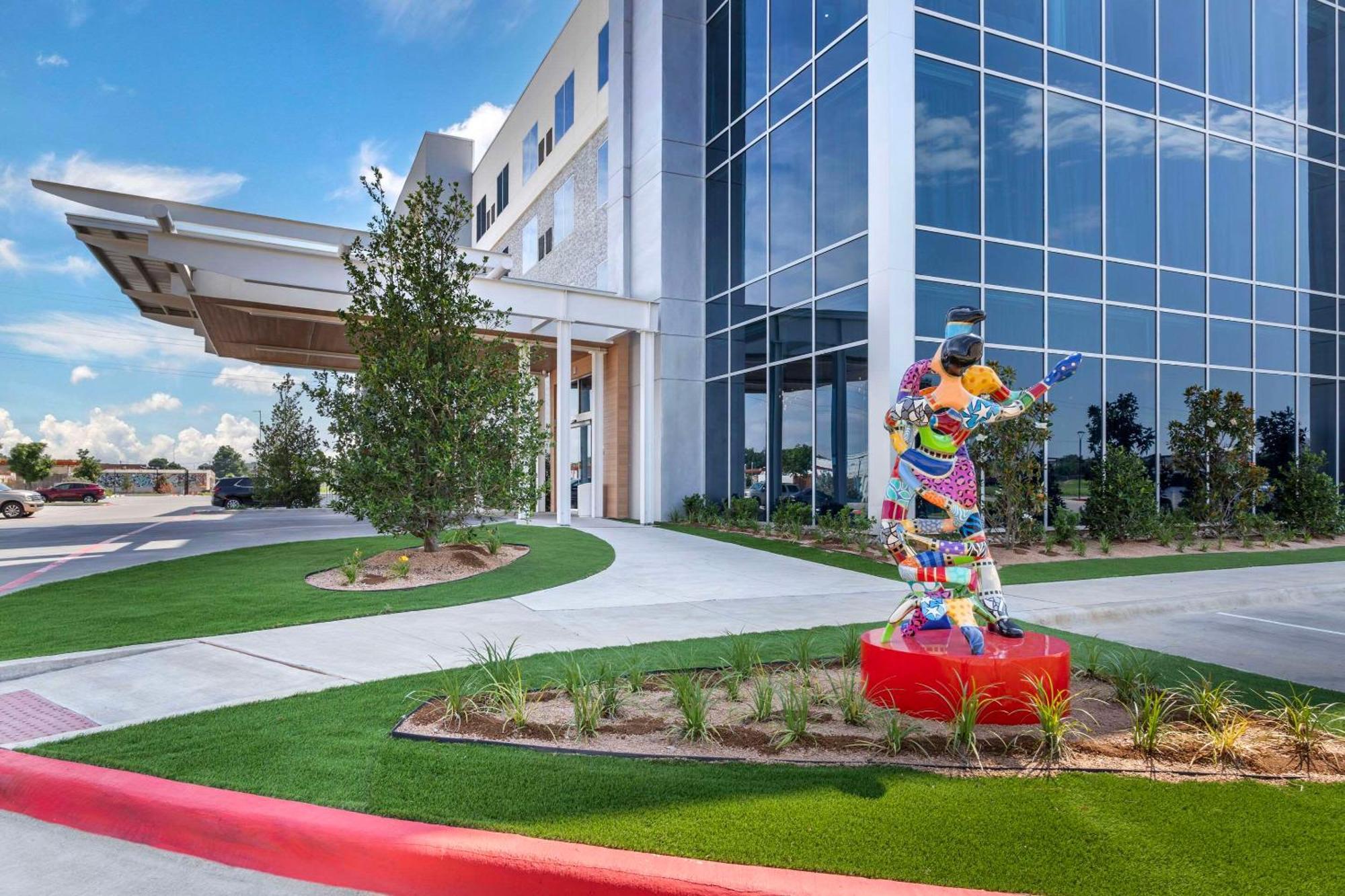 Cambria Hotel Waco University Riverfront Exterior photo
