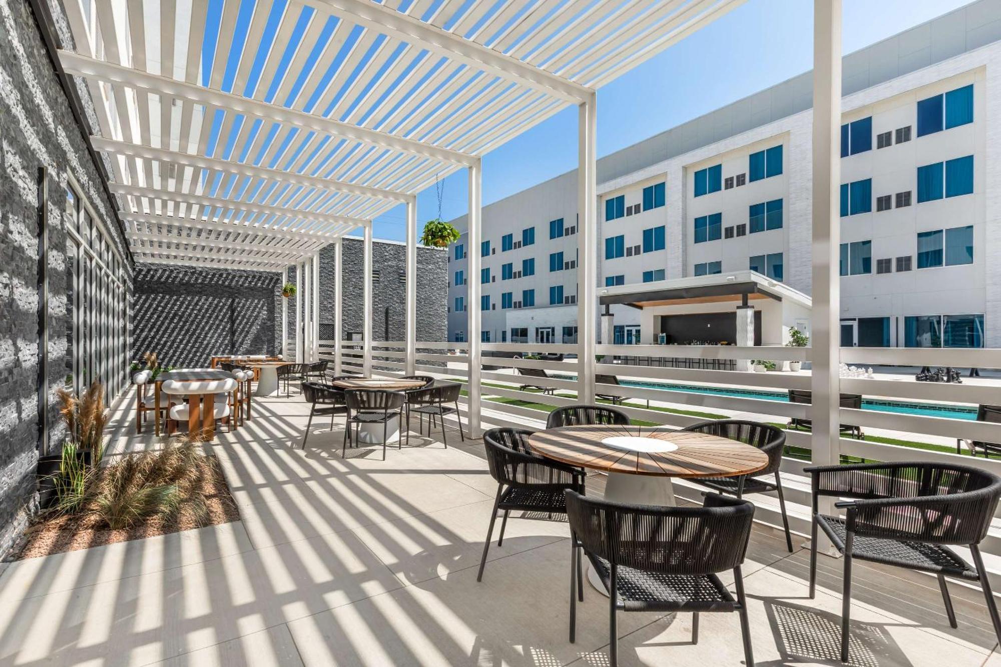 Cambria Hotel Waco University Riverfront Exterior photo