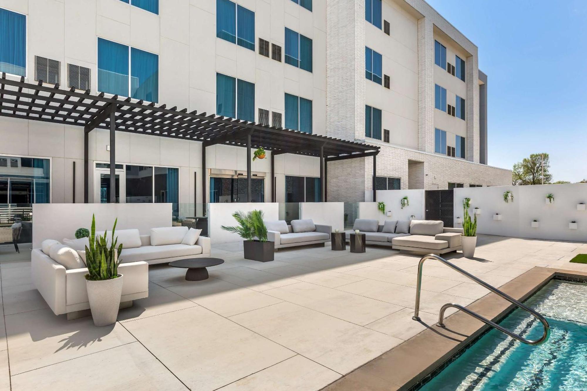 Cambria Hotel Waco University Riverfront Exterior photo